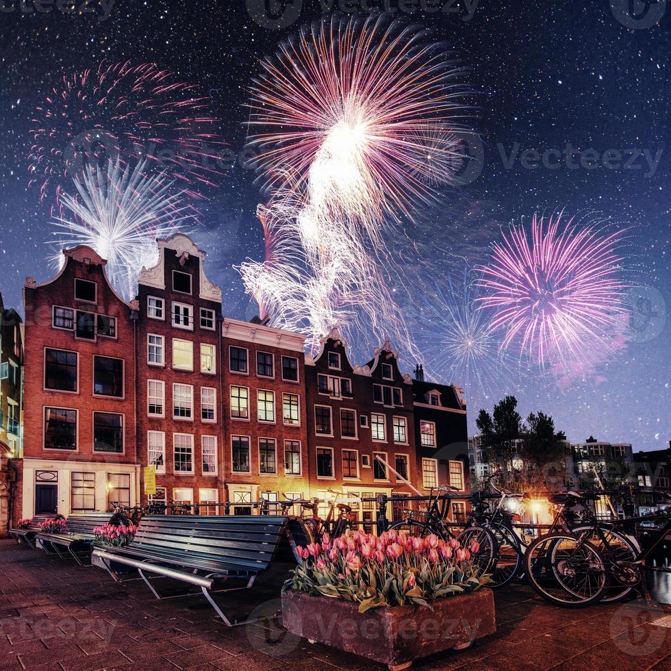 bella vista notturna calma della città di amsterdam. fuochi d'artificio colorati foto