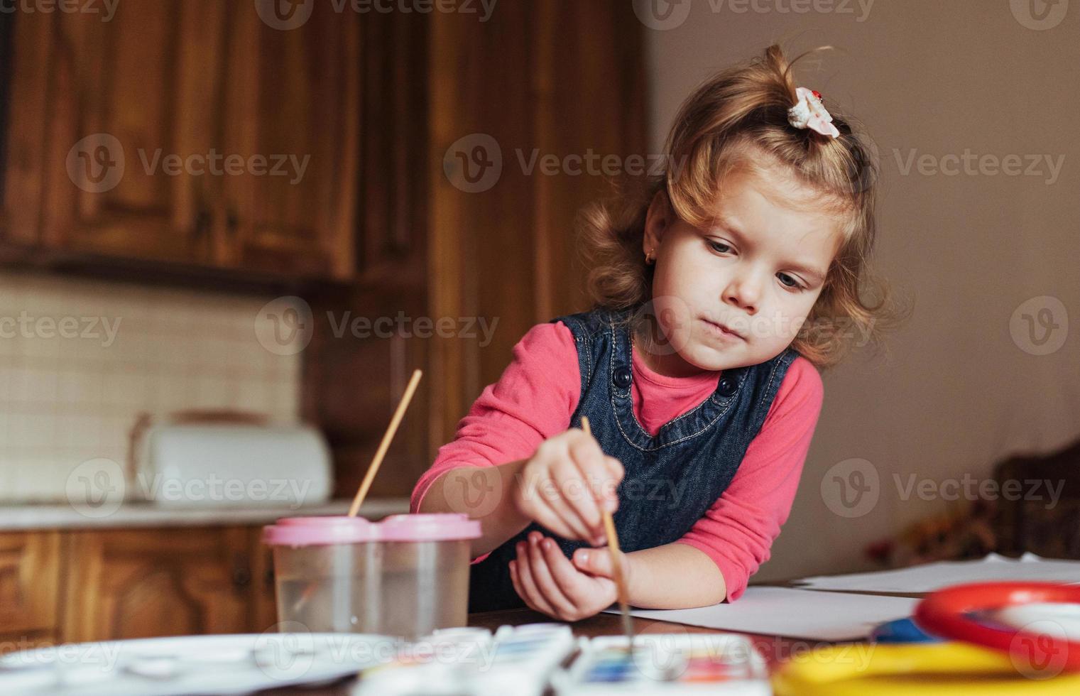 bambina carina, adorabile pittura per bambini in età prescolare con acquerelli foto