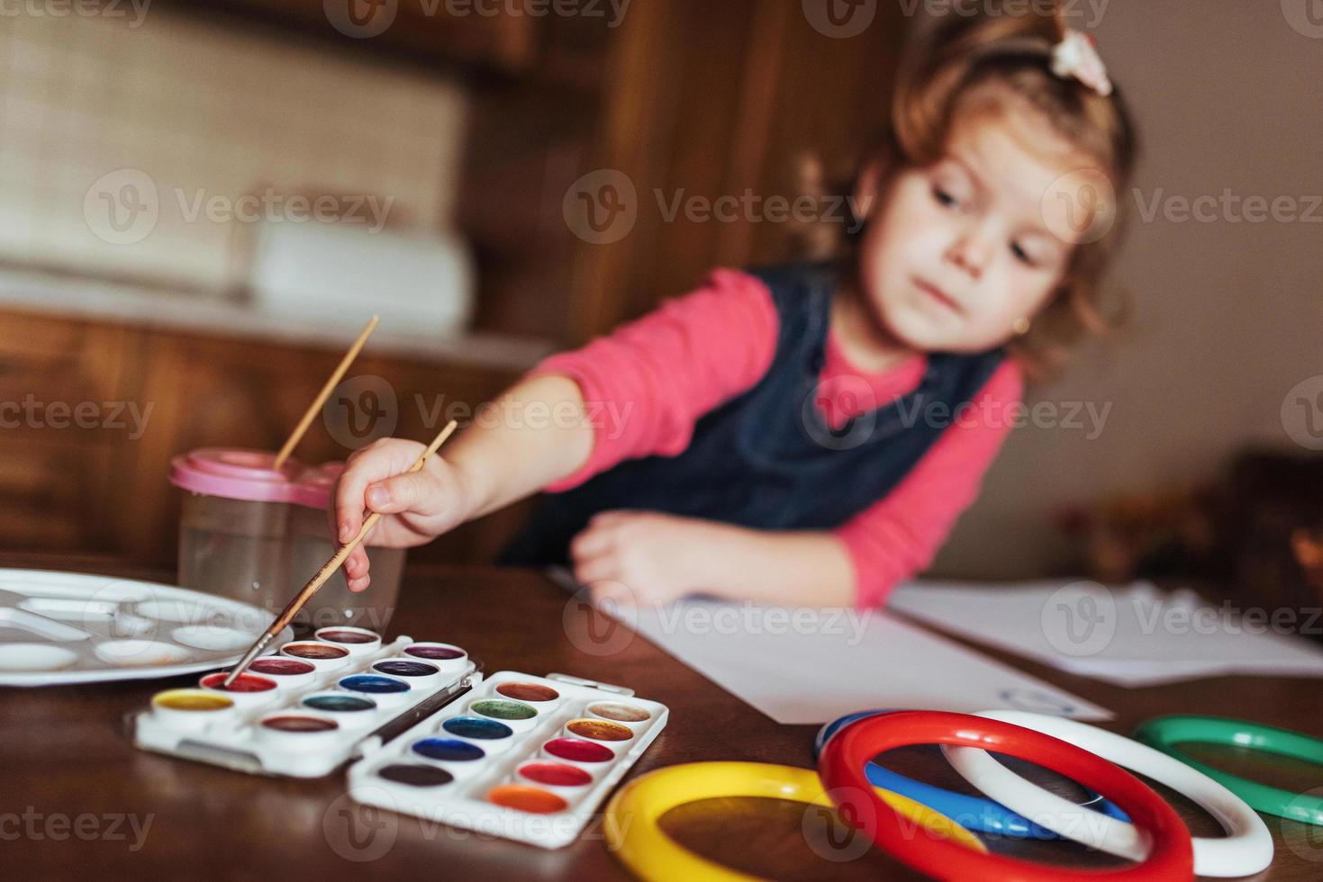 bambina carina, adorabile pittura per bambini in età prescolare con acquerelli foto