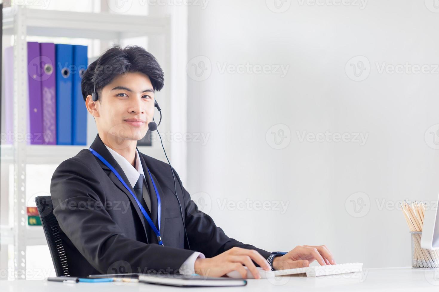 felicità e sorridente giovane operatore con auricolare, concetti di servizio operatore professionale foto