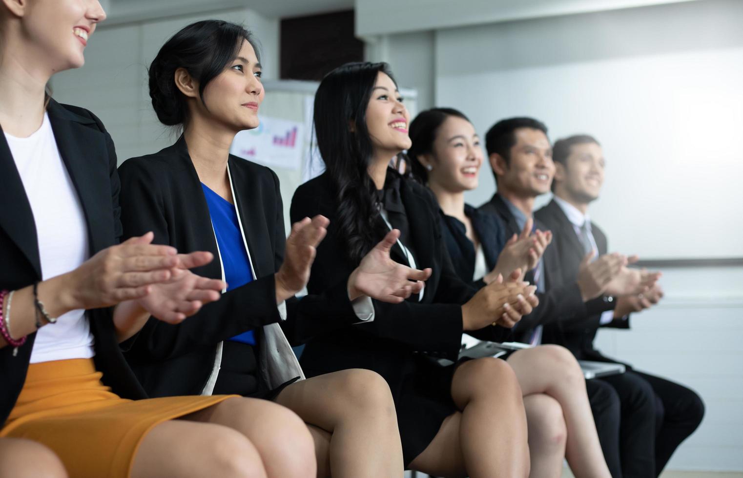 dirigenti di uomini d'affari che applaudono nella riunione di lavoro foto