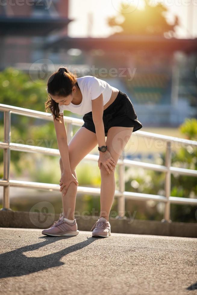 i corridori delle donne asiatiche hanno dolore alle gambe e al ginocchio. foto