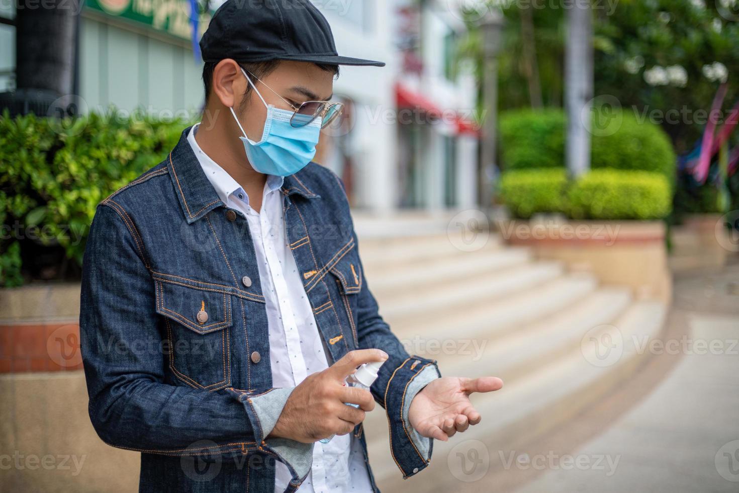 uomini asiatici che usano spray alcolici e gel o lozione alcolica per affrontare la prevenzione dell'influenza e dei virus a portata di mano foto