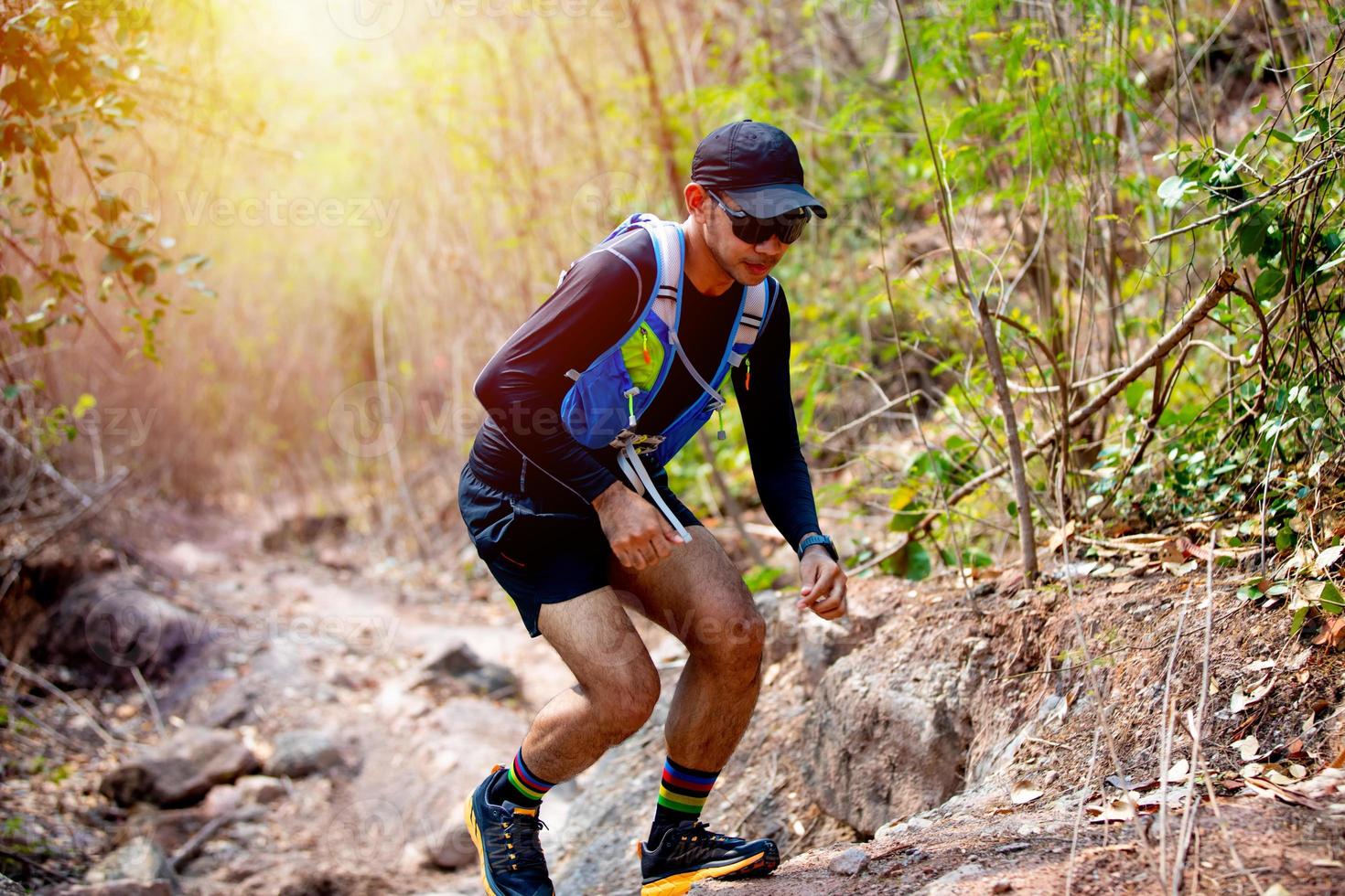 un corridore uomo di trail e piedi d'atleta che indossa scarpe sportive per il trail running nella foresta foto