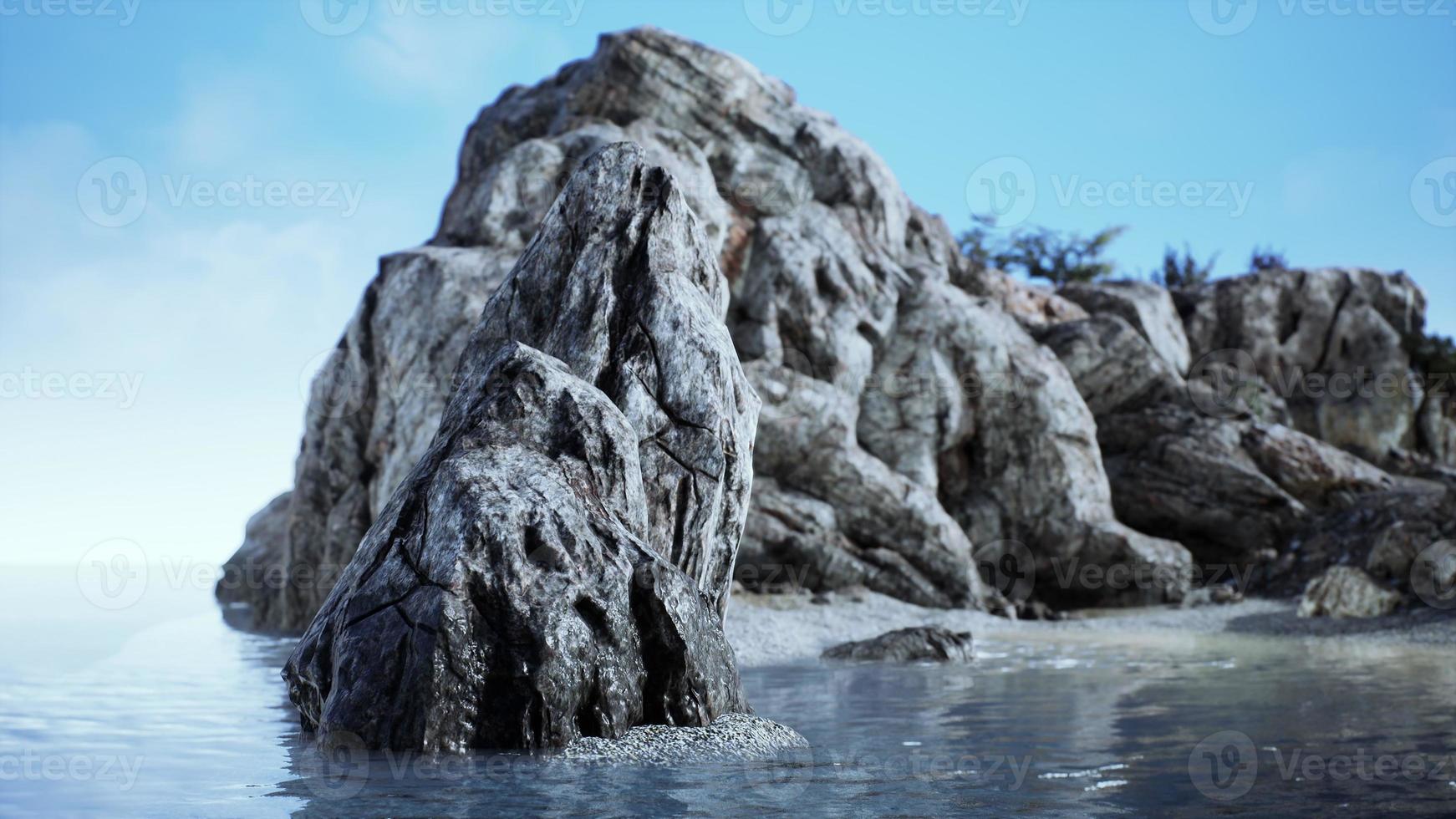 vista estiva di grotte marine e scogliere rocciose foto