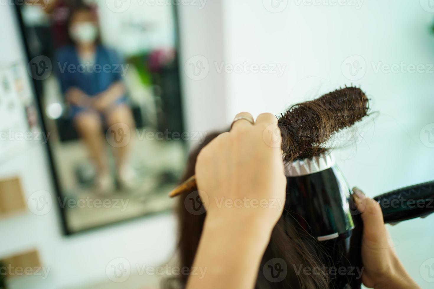 parrucchiere professionista che fa una colorazione e un trattamento per capelli in un negozio di bellezza e salone. donna che cambia un colore di capelli nel negozio professionale del salone. foto