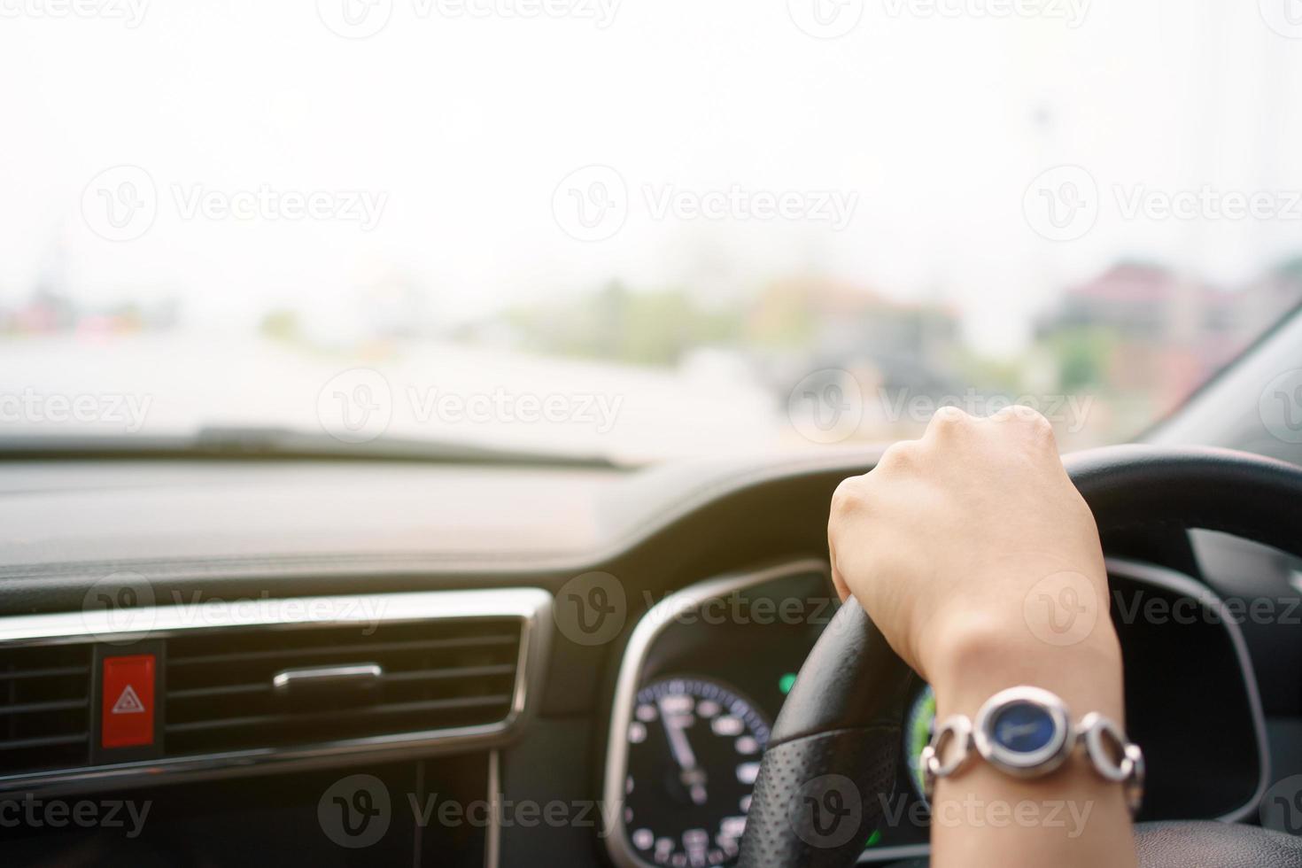 donna asiatica felice che guida il veicolo elettrico - auto elettrica che sorride e che mostra il suo pollice fino alla macchina fotografica, concetto di guida felice e di sicurezza. donna che guida un'auto moderna ev e sorride alla telecamera. foto