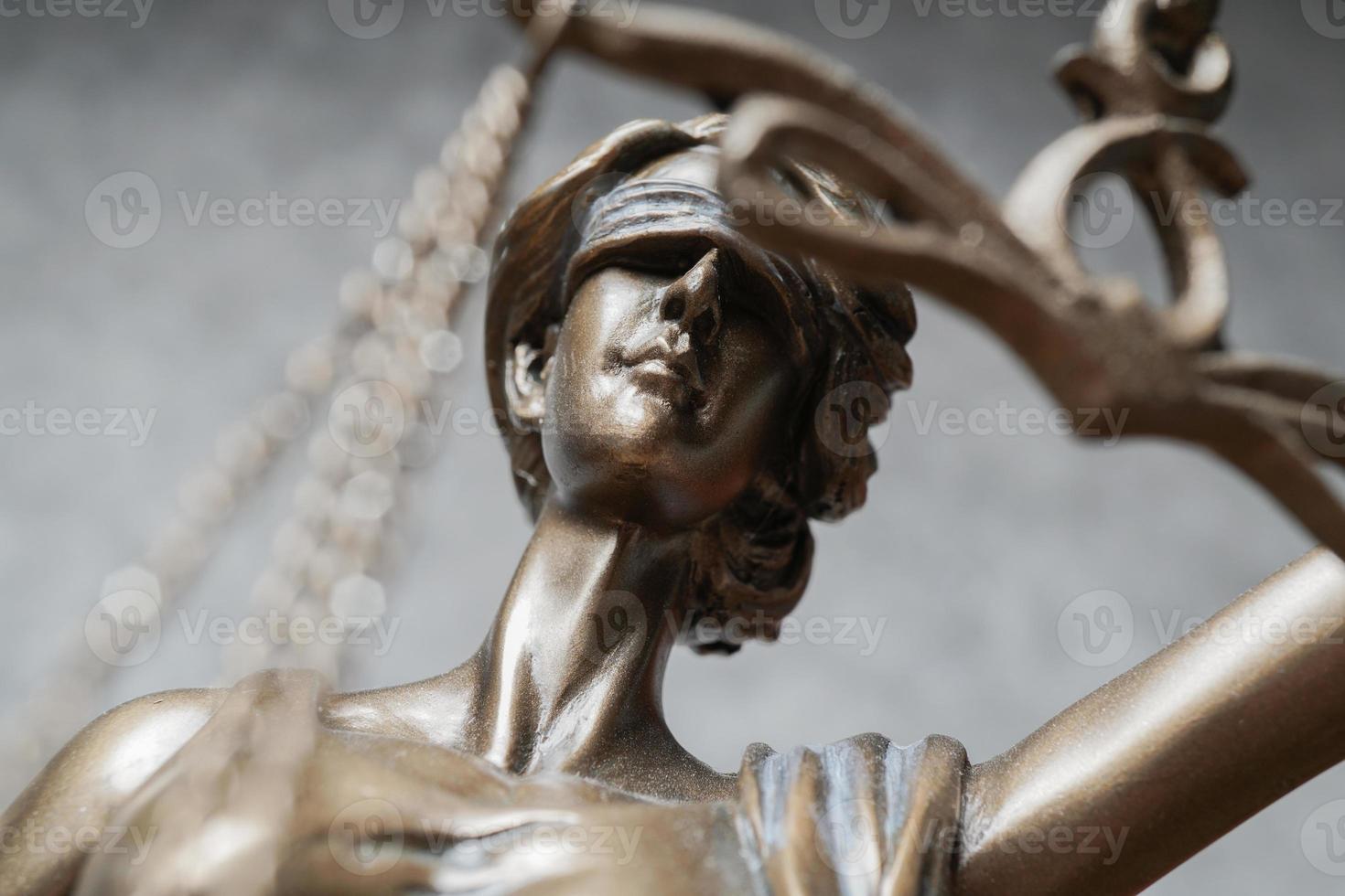 statua in bronzo di giustizia o iustitia con gli occhi bendati foto