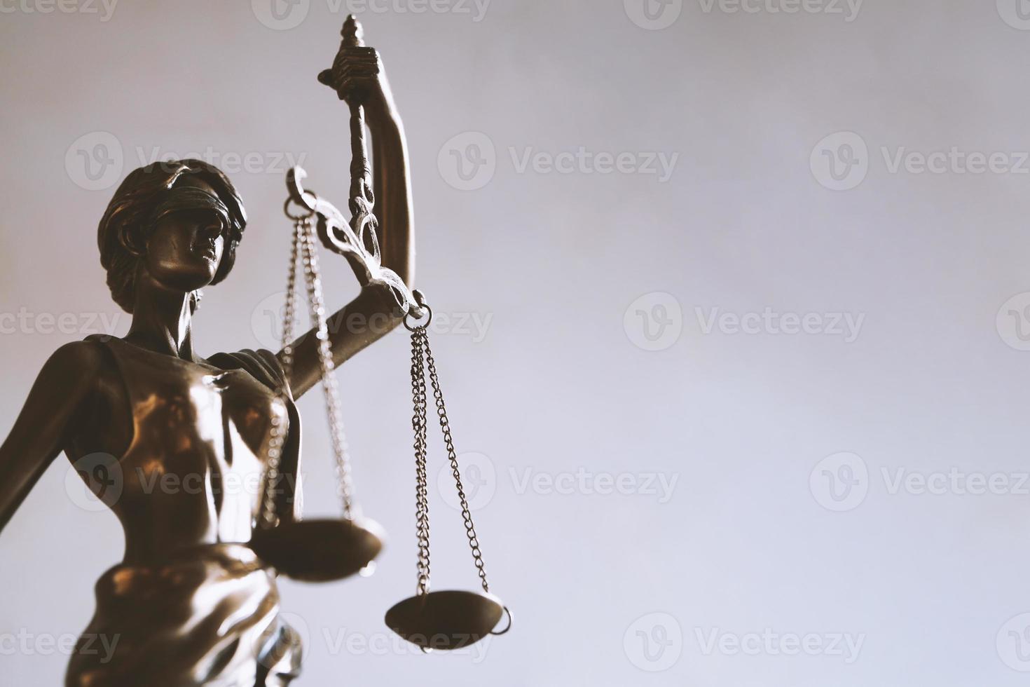 statuetta della giustizia o della giustizia della signora - simbolo di diritto e giurisprudenza foto