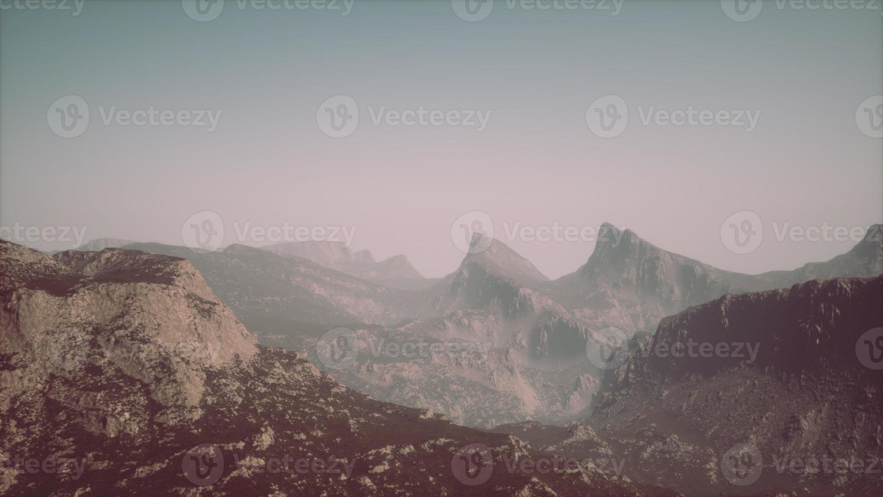 silhouette delle montagne delle alpi svizzere nelle nuvole mattutine foto