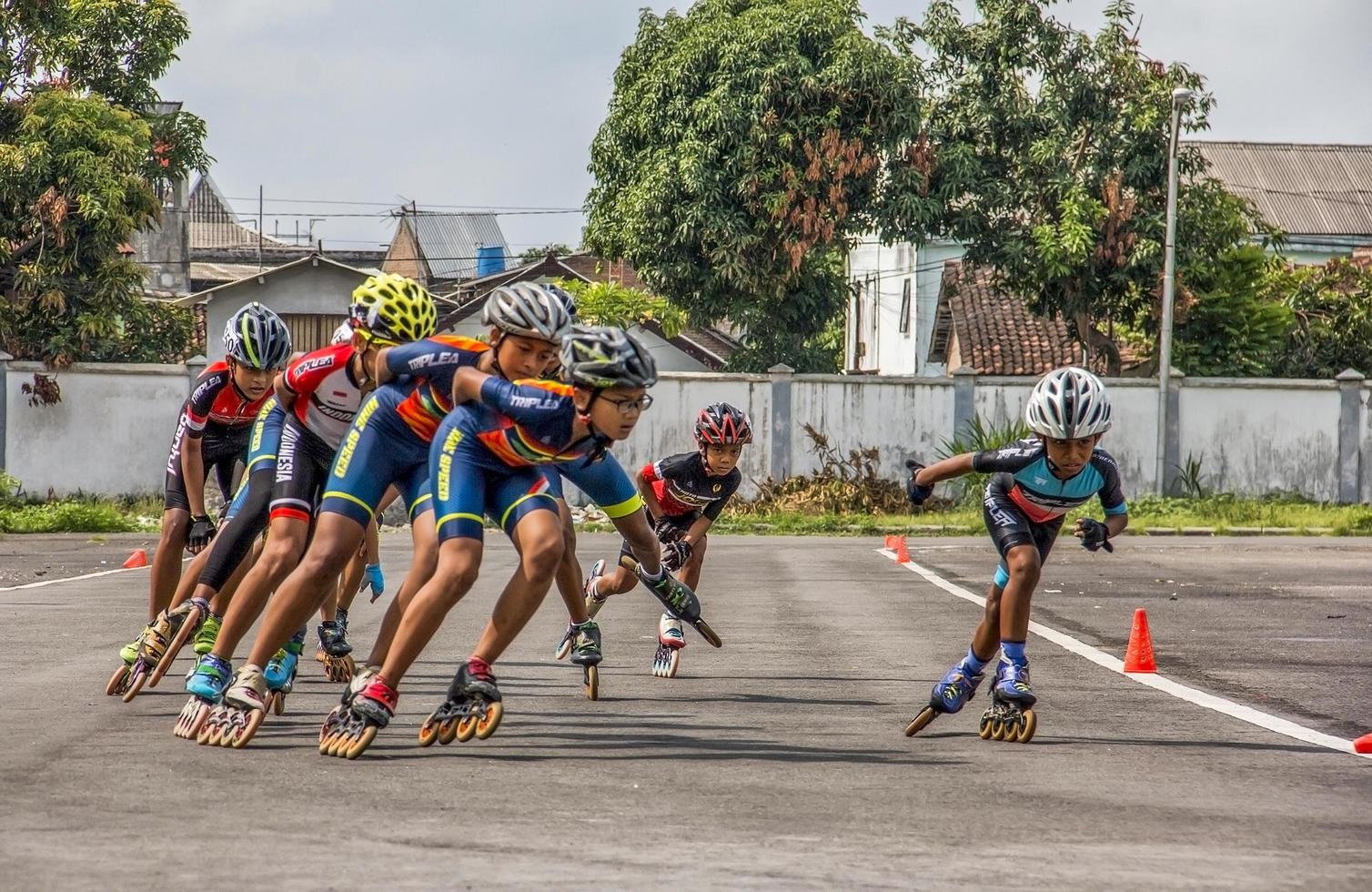 24 novembre 2019 a bantul, yogyakarta, indonesia i bambini giocano a pattinaggio a rotelle. foto