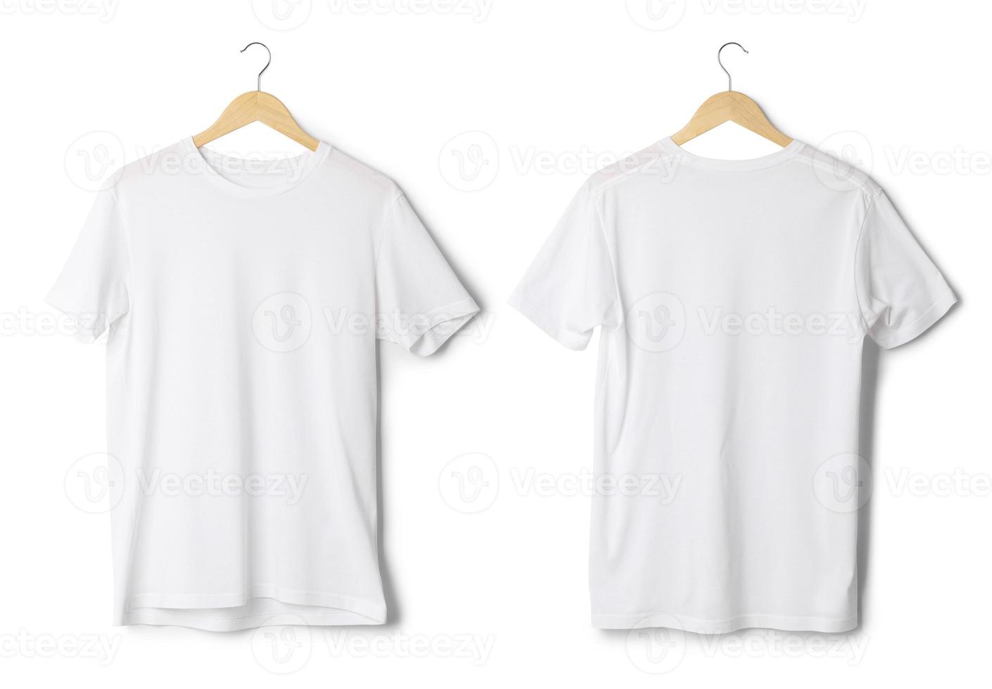 mockup di t-shirt bianca appeso isolato su sfondo bianco con tracciato di ritaglio foto