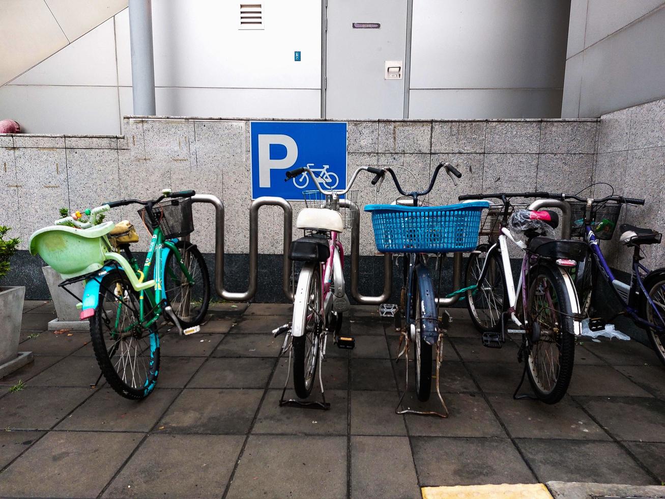 parcheggio per biciclette presso la stazione dei treni foto