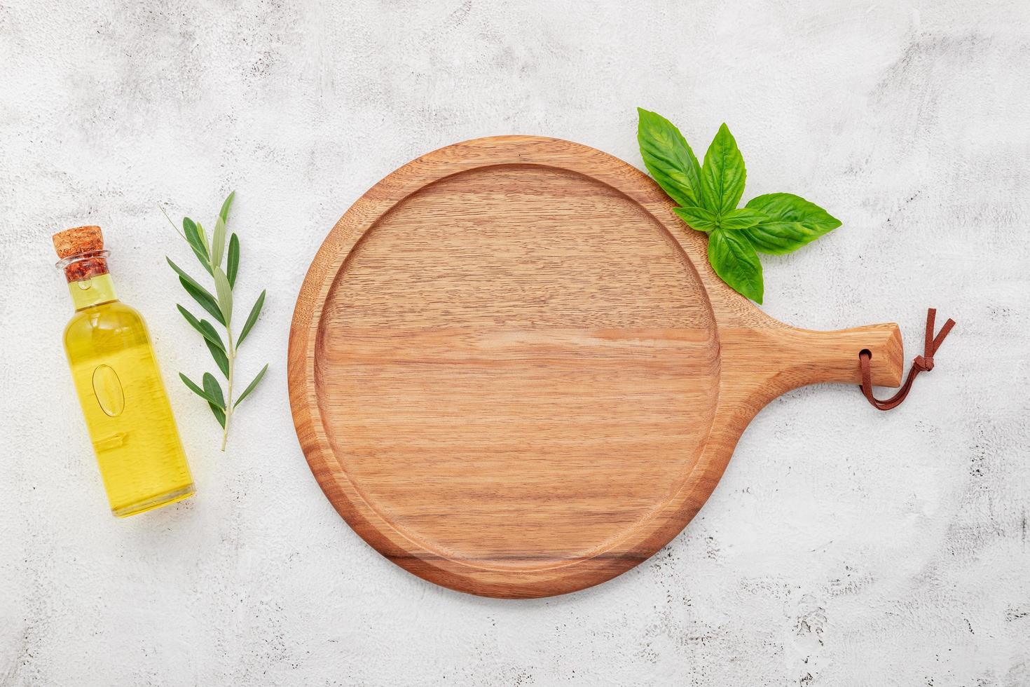 piatto vuoto per pizza in legno allestito su cemento bianco. vassoio per pizza su sfondo di cemento bianco laici piatta e spazio di copia. foto