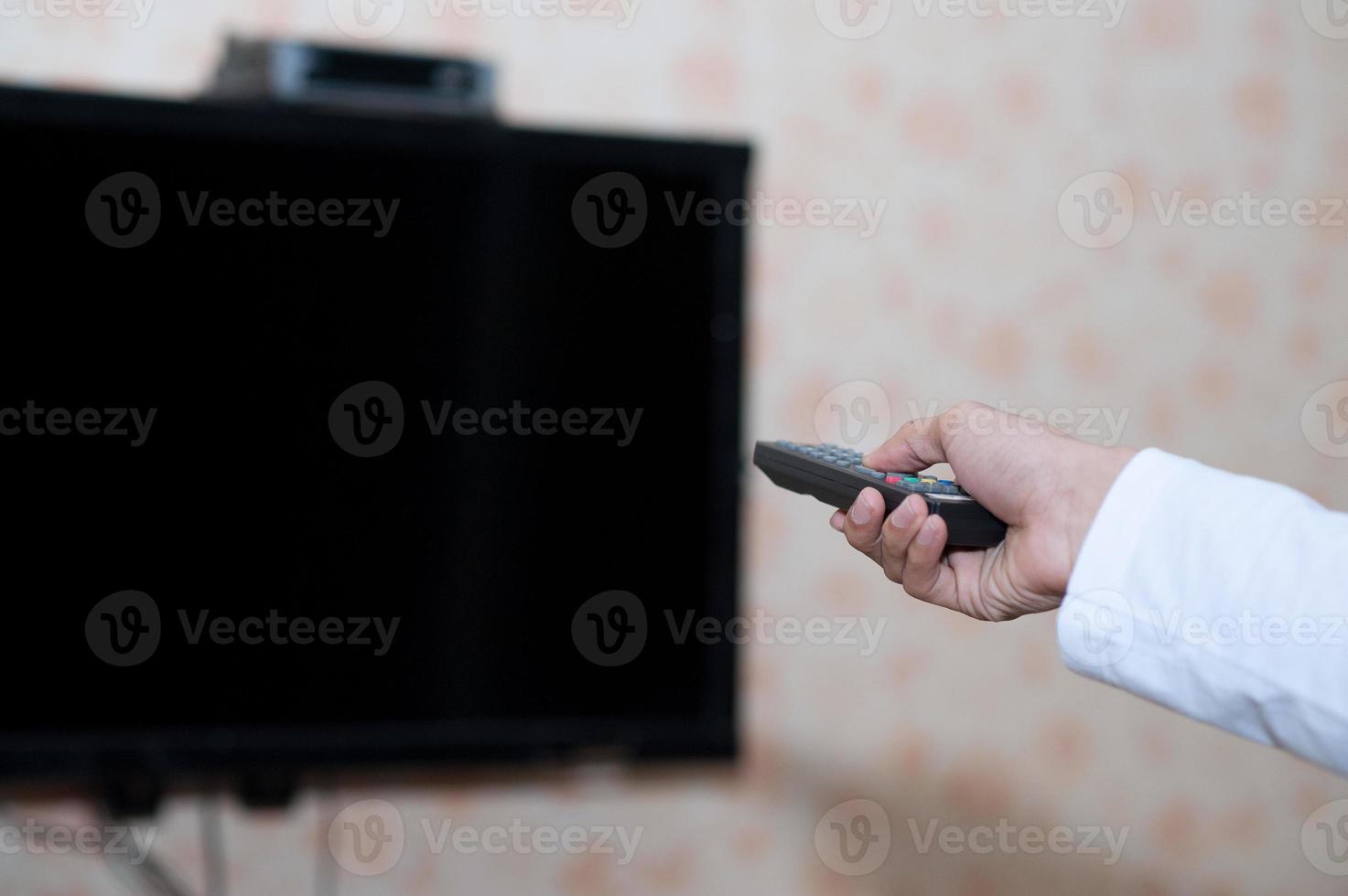 mano e sintonizza la tv e accendi la tv foto