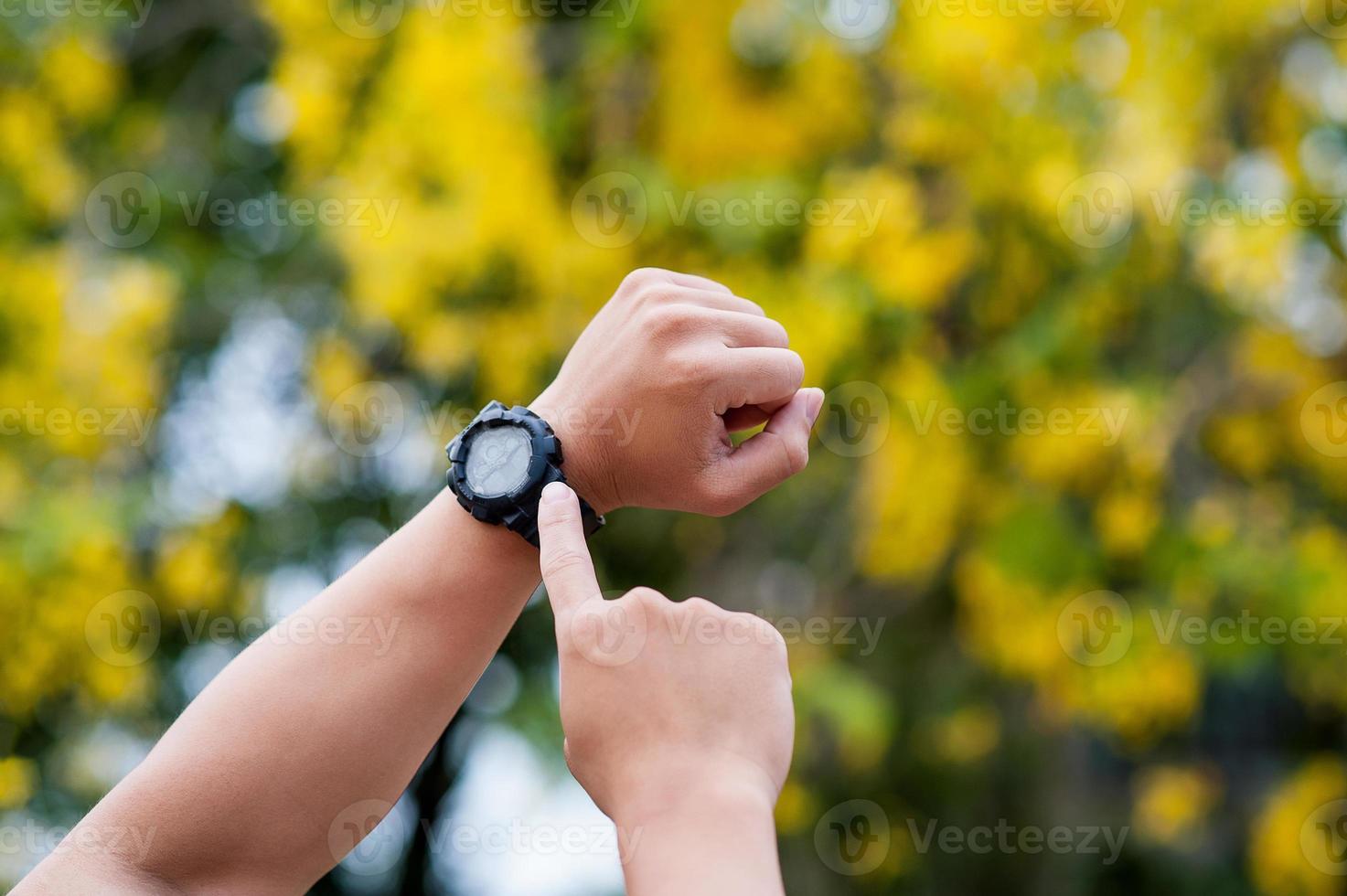 la mia mano e il mio orologio nero foto