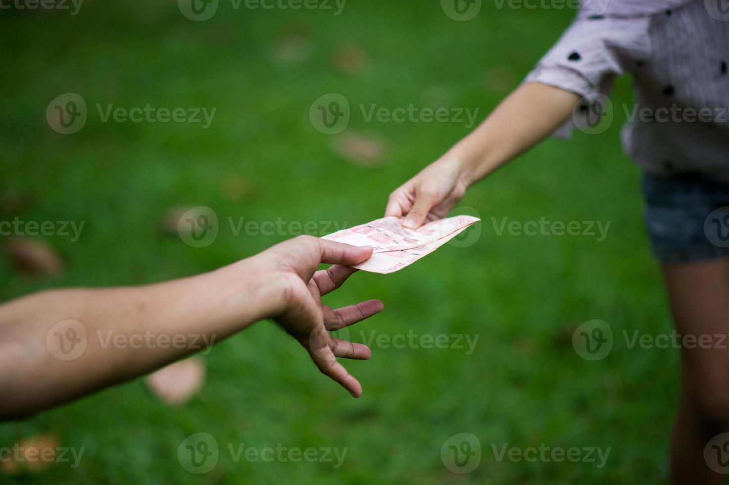 mano e denaro per pagarsi a vicenda è una buona cosa e dovrebbe fare la condivisione della felicità gli uni con gli altri. dando soldi foto