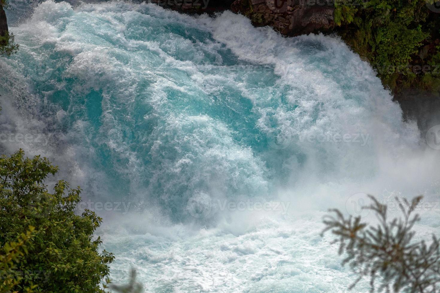 il torrente impetuoso che è huka cade in Nuova Zelanda foto