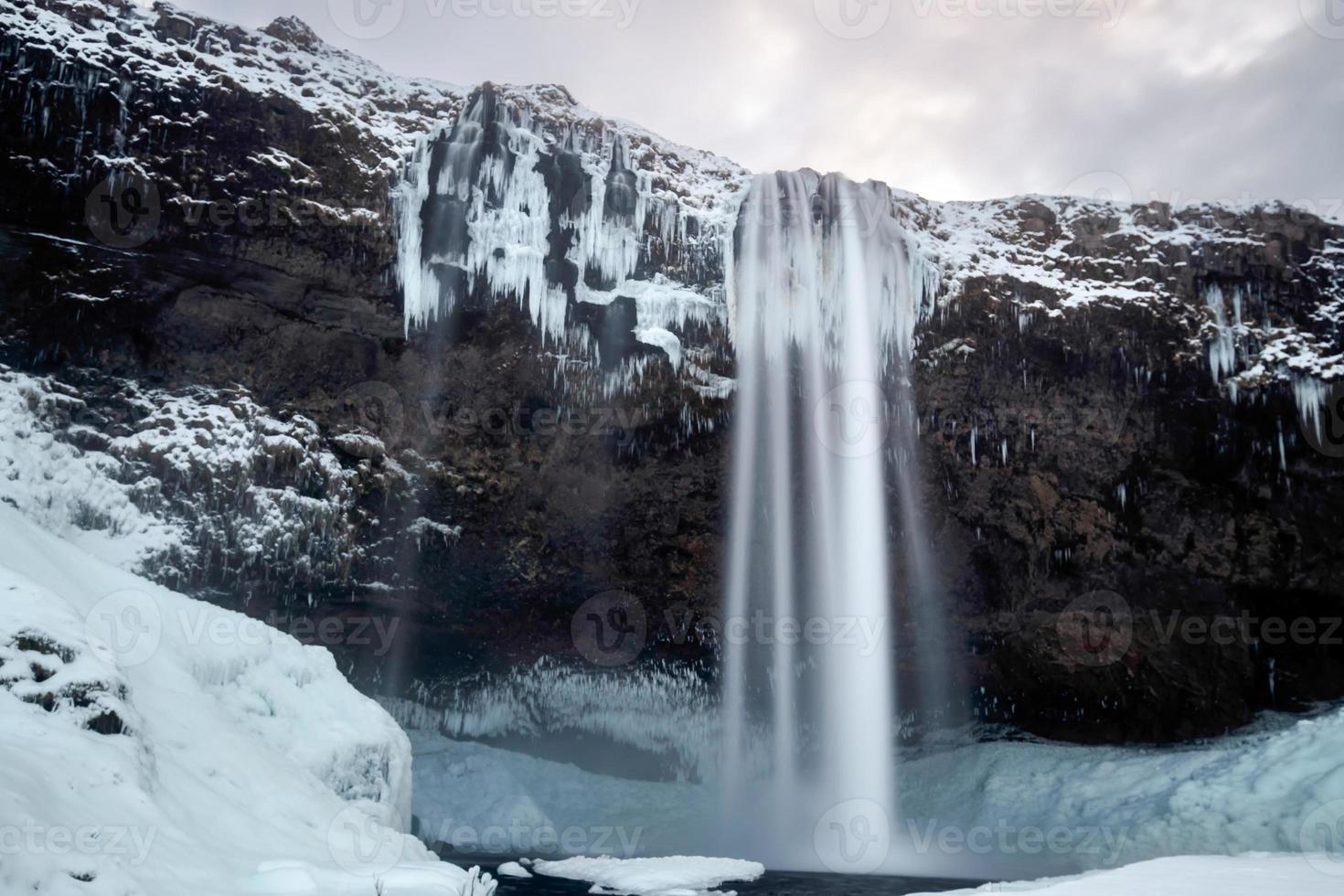 vista della cascata di seljalandfoss in inverno foto