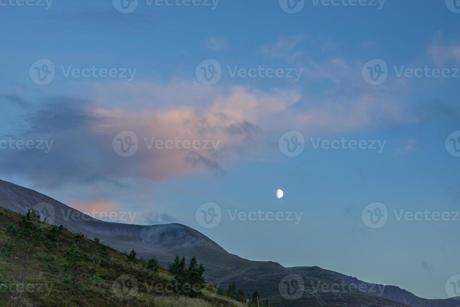 luna che sorge sulle montagne del cairngorm foto