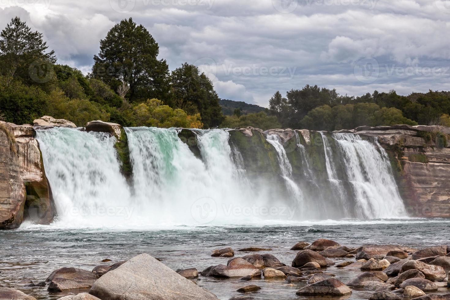 vista della cascata di maruia in nuova zelanda foto