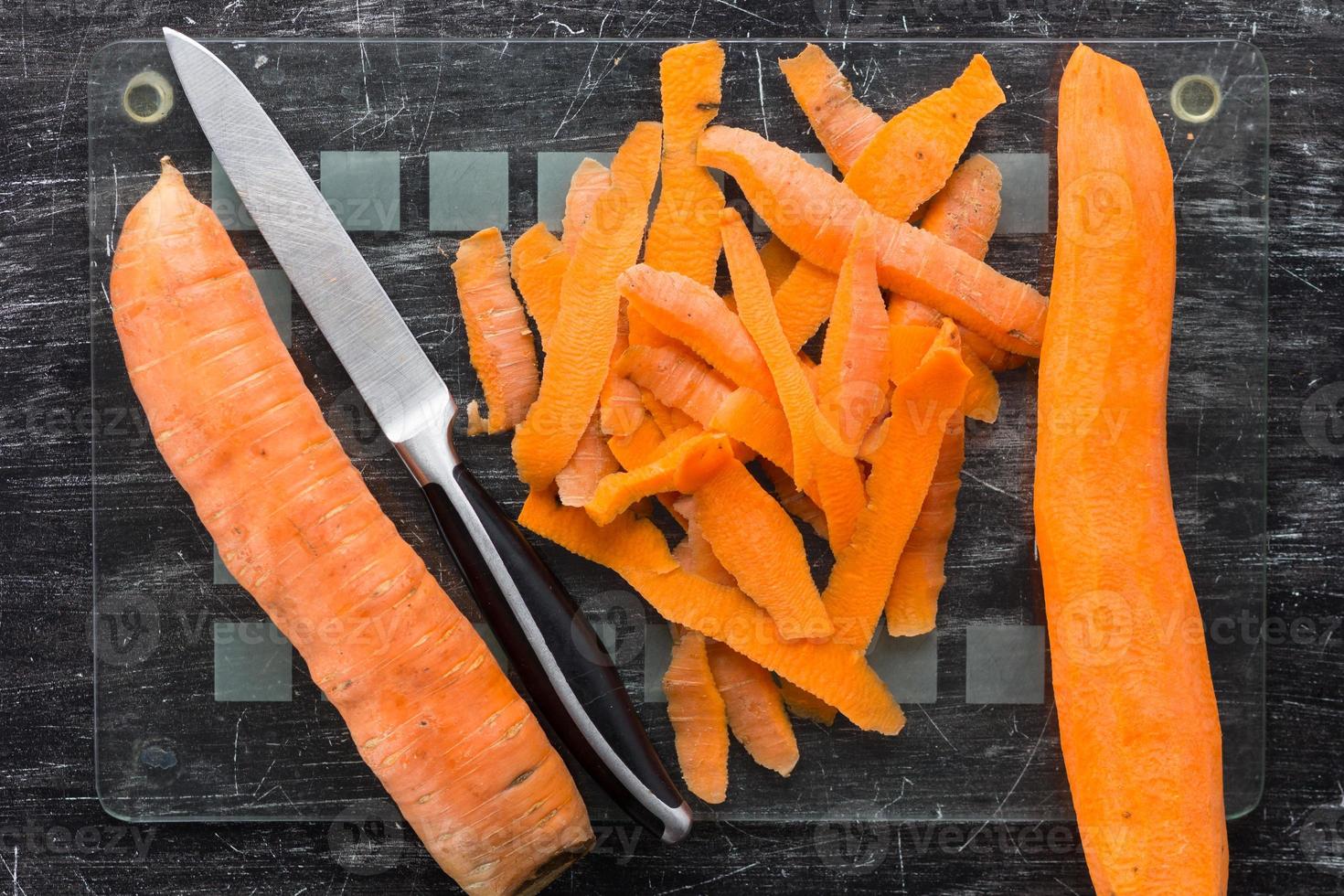carota non sbucciata e carota sbucciata con la buccia foto