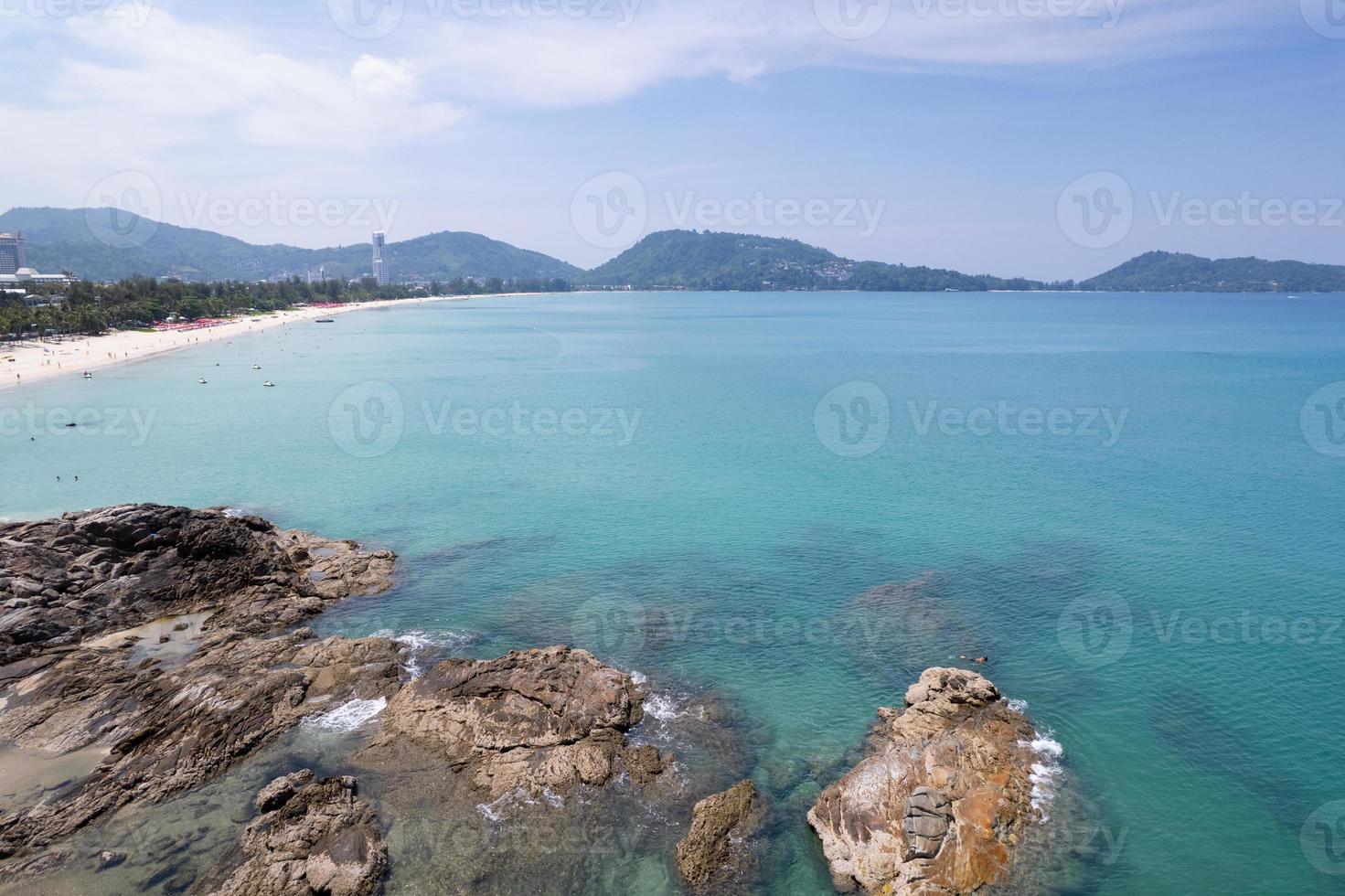 vista aerea del mare blu superficie acqua texture sfondo drone vista sulle onde del mare superficie dell'acqua struttura sul soleggiato oceano tropicale nell'isola di phuket thailandia sfondo di viaggio e tour foto