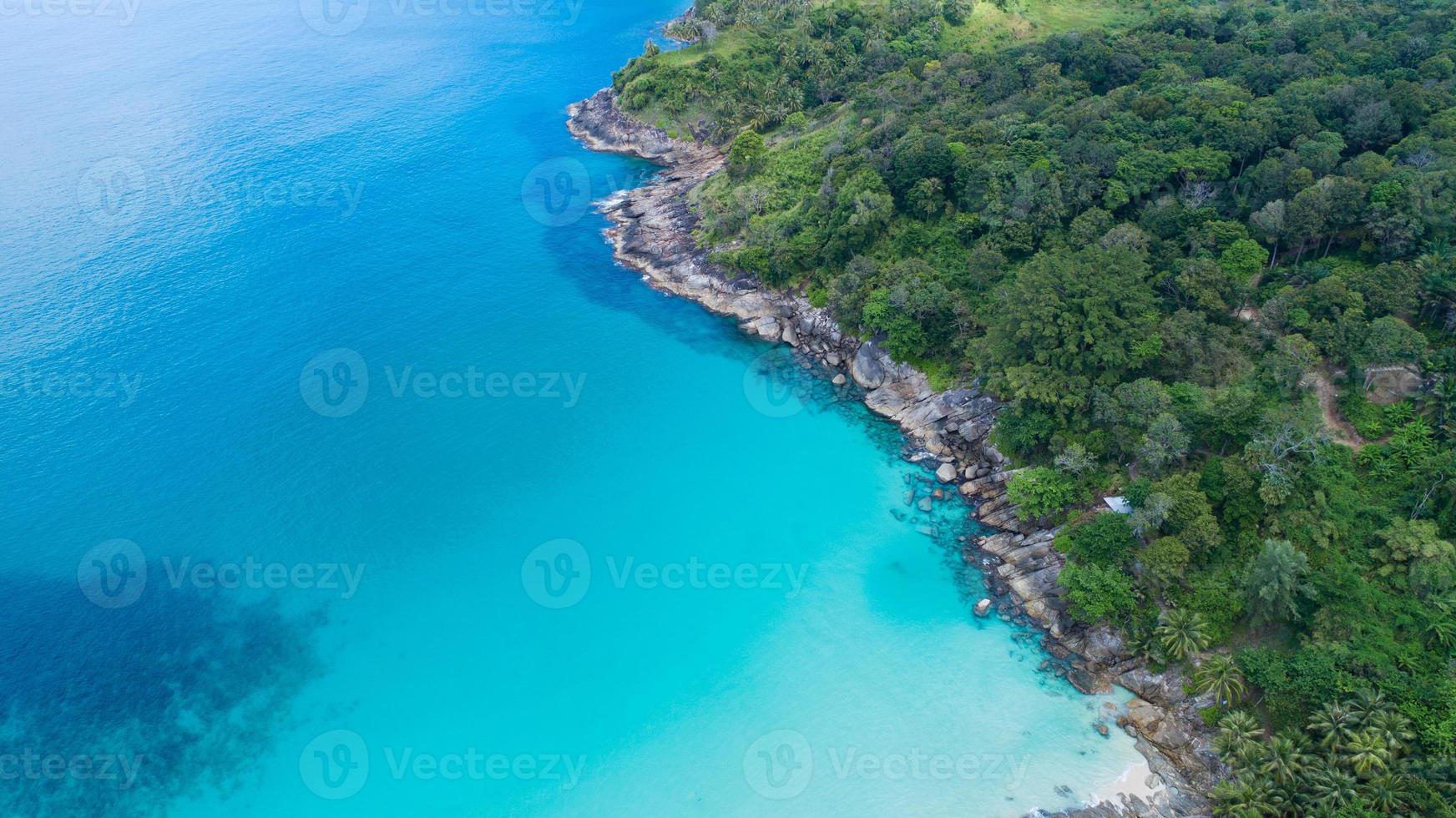 incredibile vista dall'alto mare vista aerea del mare spiaggia tropicale nella bellissima isola di phuket situata a phuket thailandia foto