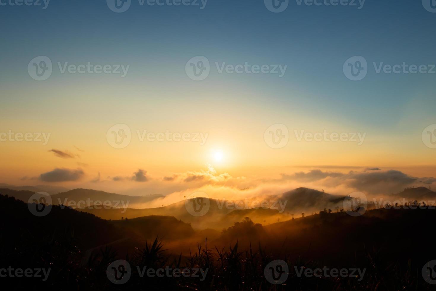 mattina alba la nebbia copriva le montagne accatastate insieme. foto