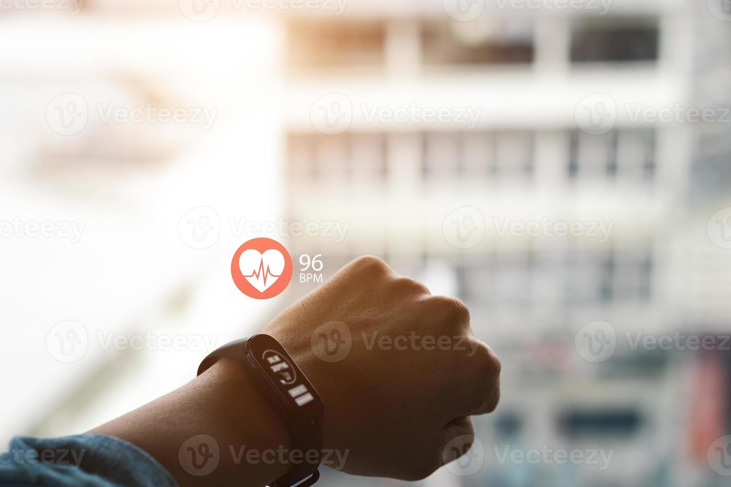 primo piano orologio intelligente bianco con icona frequenza cardiaca, concetto sanitario. foto