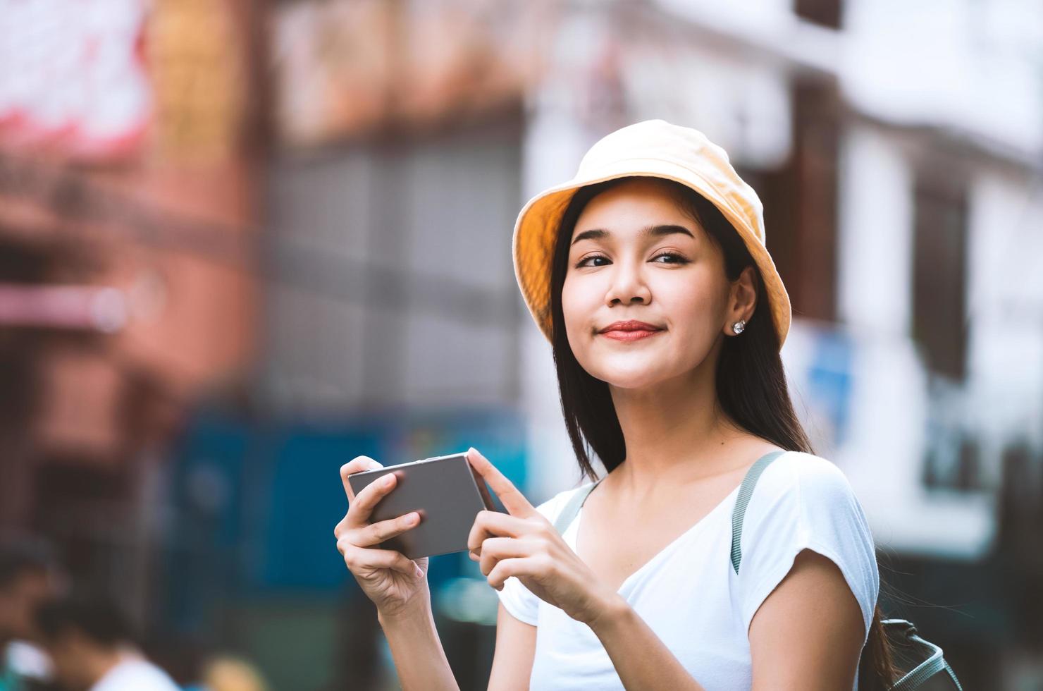 giovane donna asiatica che utilizza smartphone. foto