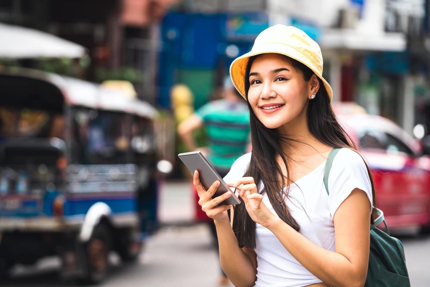 giovane donna asiatica che utilizza smartphone a khaosan road. foto