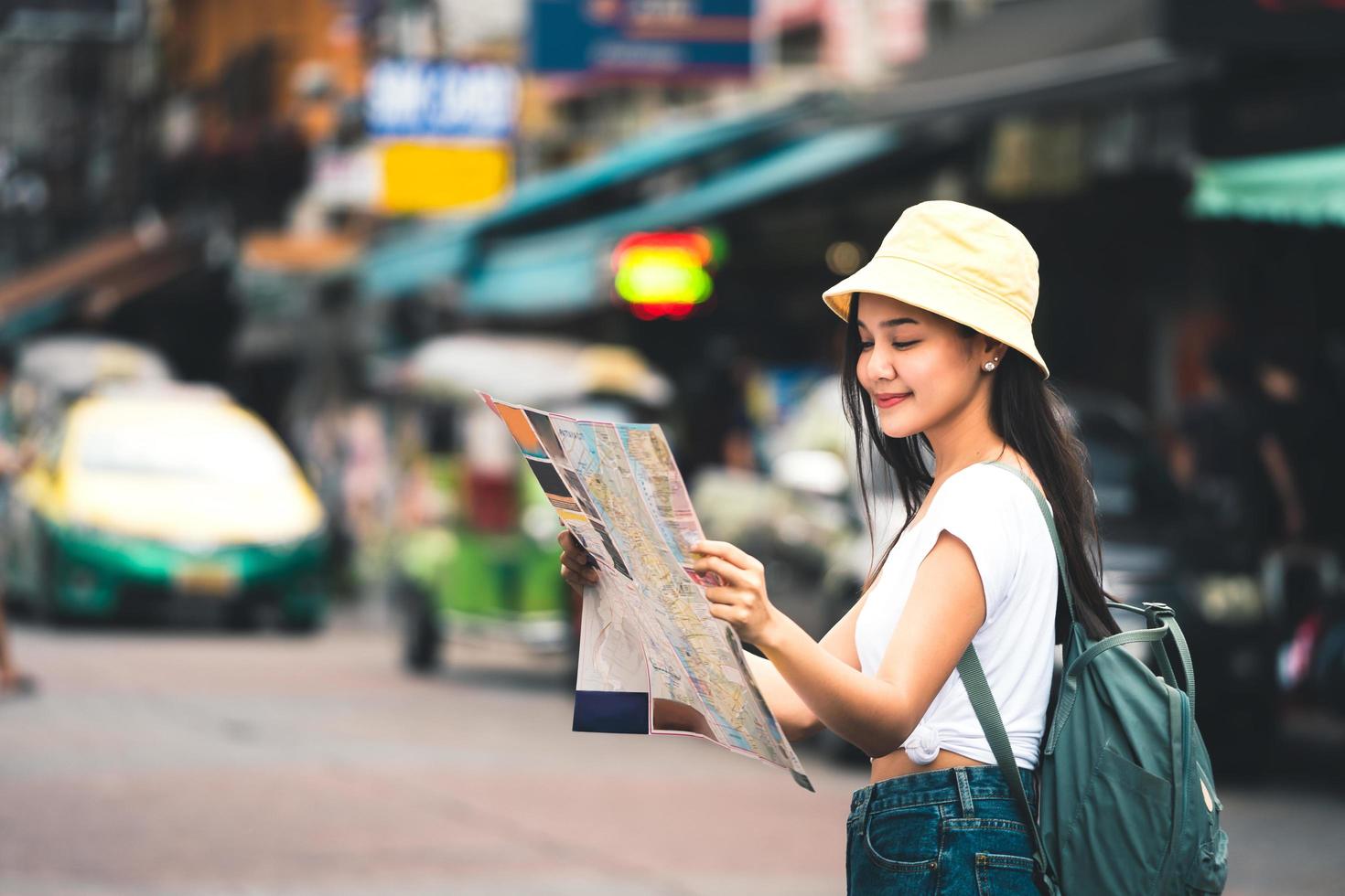 donna asiatica con mappa a khaosan guado foto