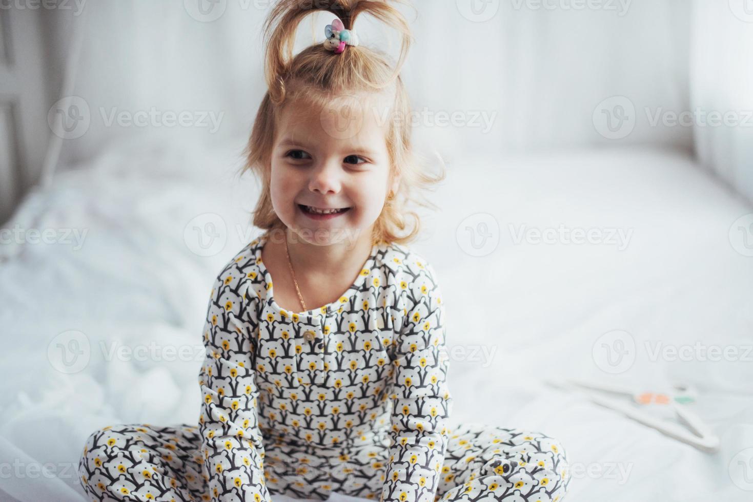 bambino in pigiama foto