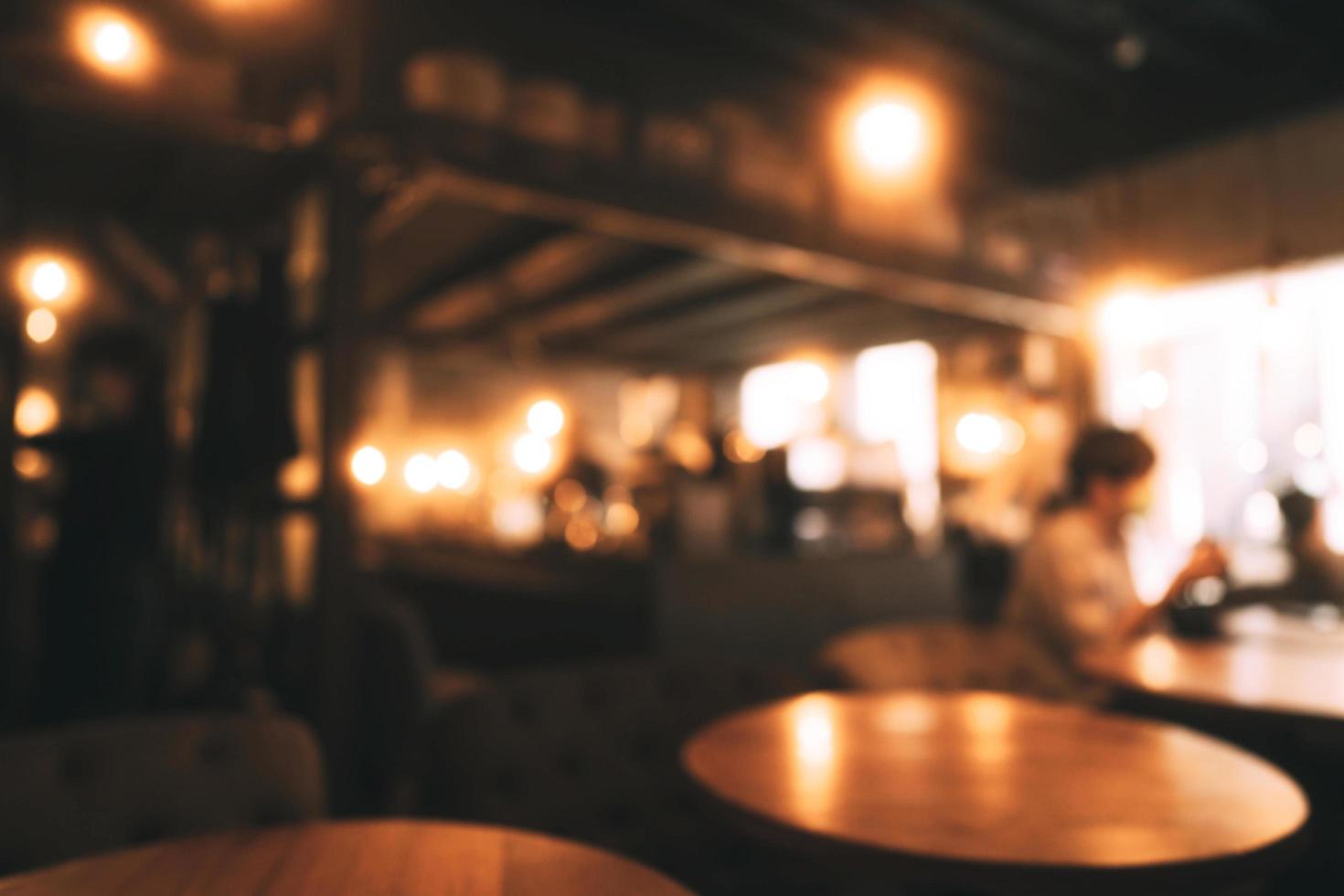 sfocatura dello sfondo al ristorante e bar in stile legno con persone. foto