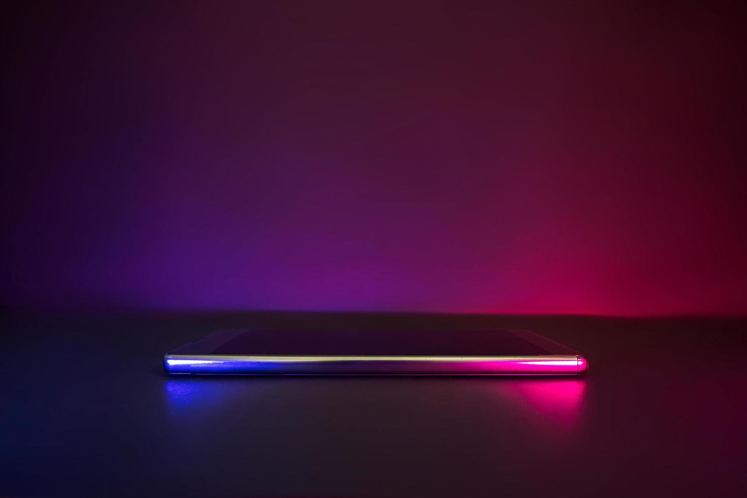 smartphone con spazio per la copia della luce blu neon e rosa. foto