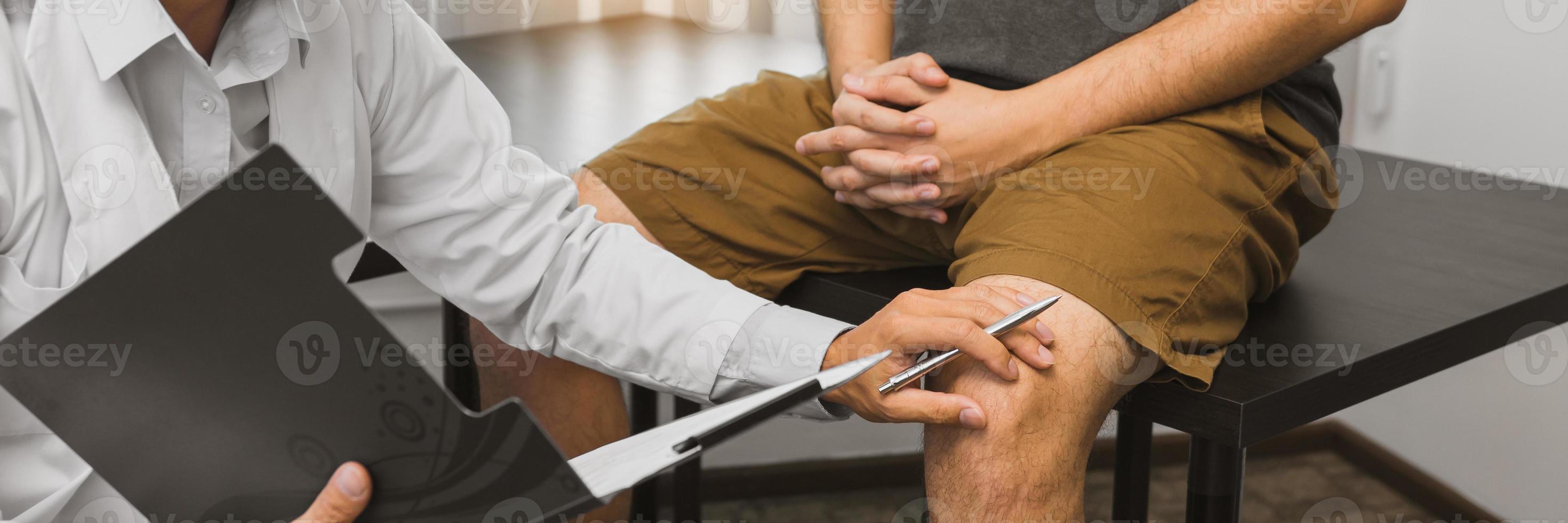 fisioterapisti asiatici stanno esaminando i risultati dei trattamenti al ginocchio. foto