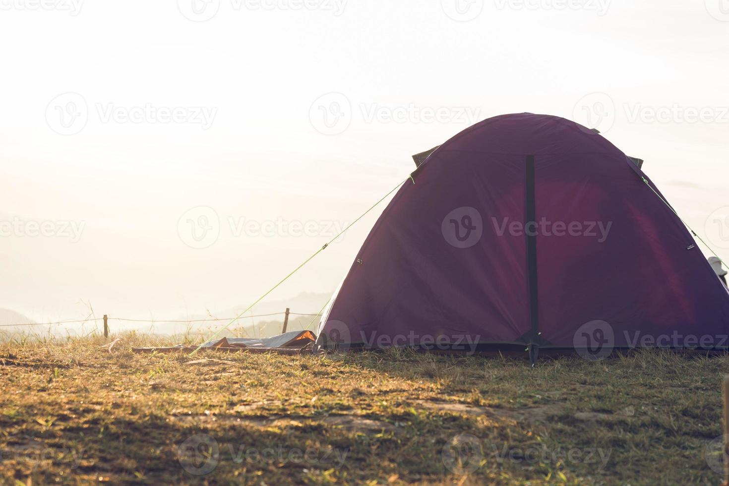 tenda piantata in campeggio in montagna. foto