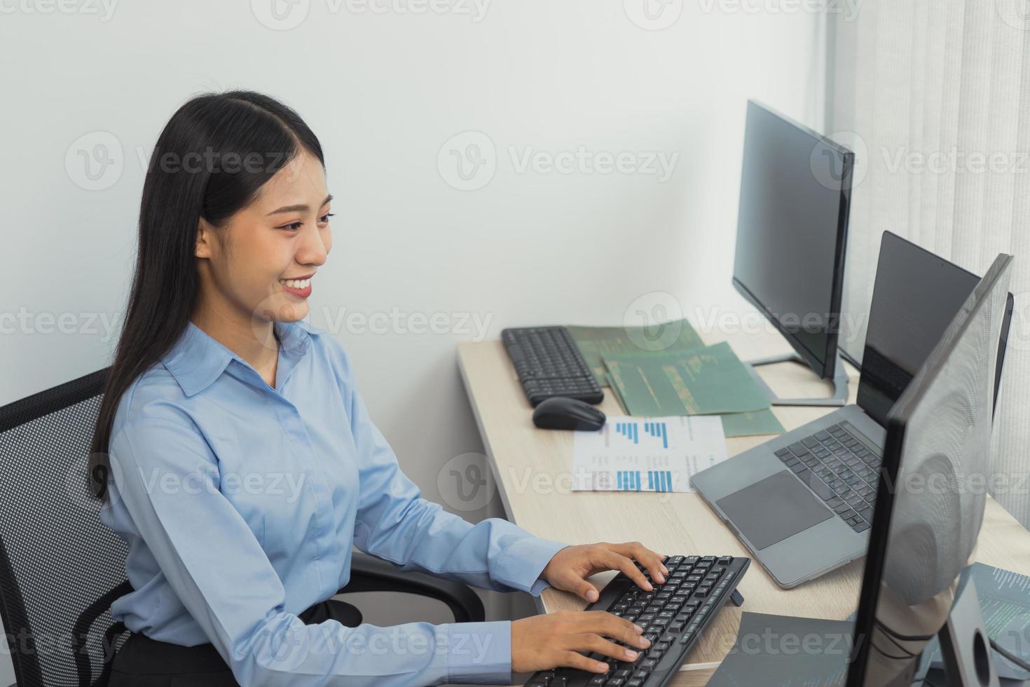 programmatore di lavoro asiatico giovane programmatore femminile che programma su un codice di computer in ufficio. foto