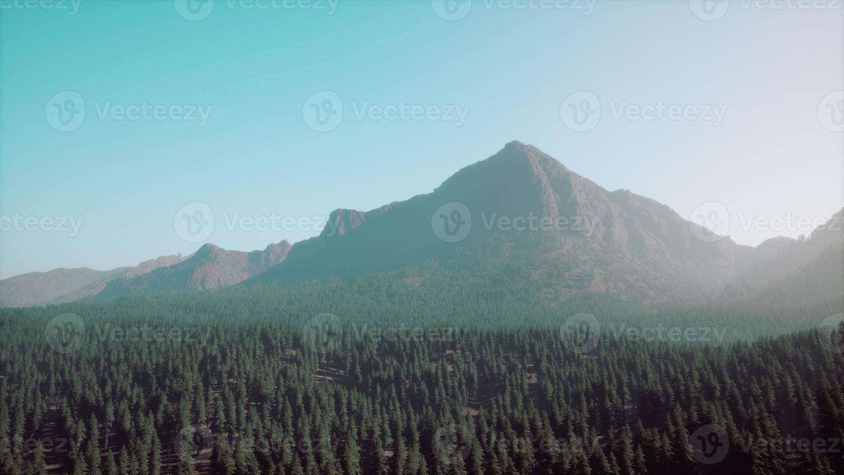 incredibili viste sulle montagne nel nord del Canada in estate foto