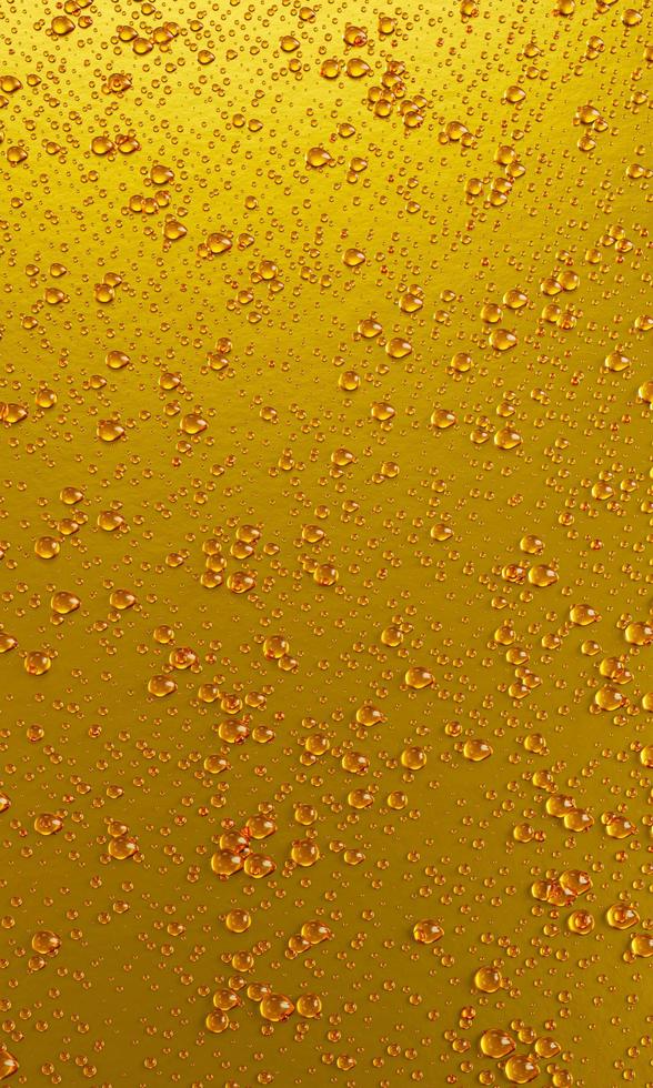molte gocce d'acqua su superfici metalliche o metalliche in tonalità gialle e dorate per sfondi o sfondi mobili. rendering 3D. foto