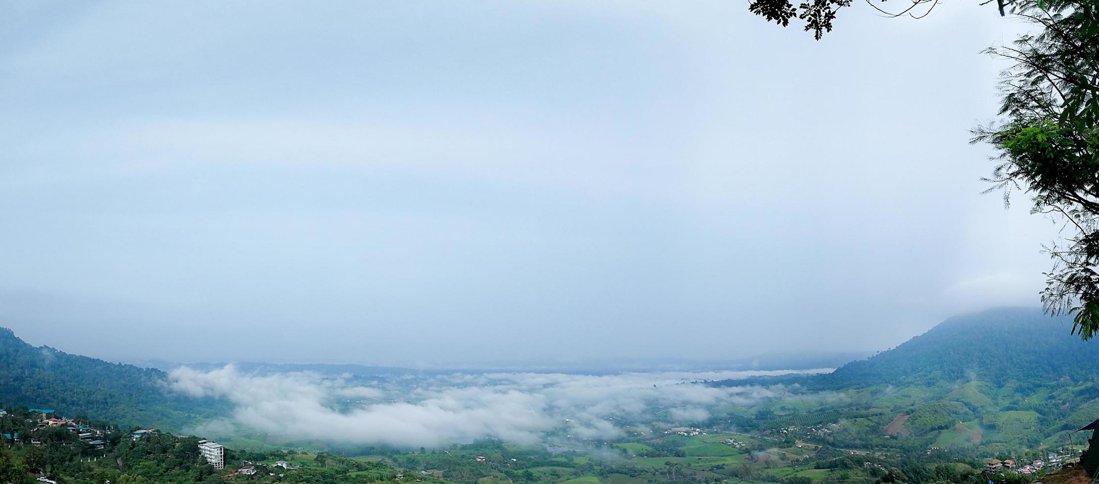 Immagine panoramica sulle montagne e sulle gole nebbiose al mattino presto lo scenario al punto di vista di khao kho, provincia di phetchabun, thailandia foto