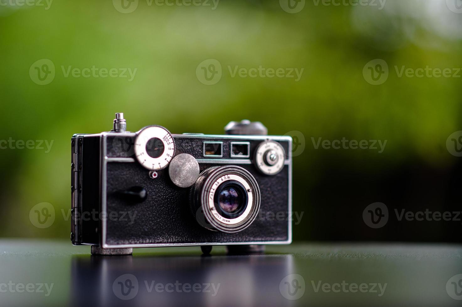 la fotocamera classica messa sul tavolo non sembra costosa. idee fotografiche e vecchia cura della fotocamera foto