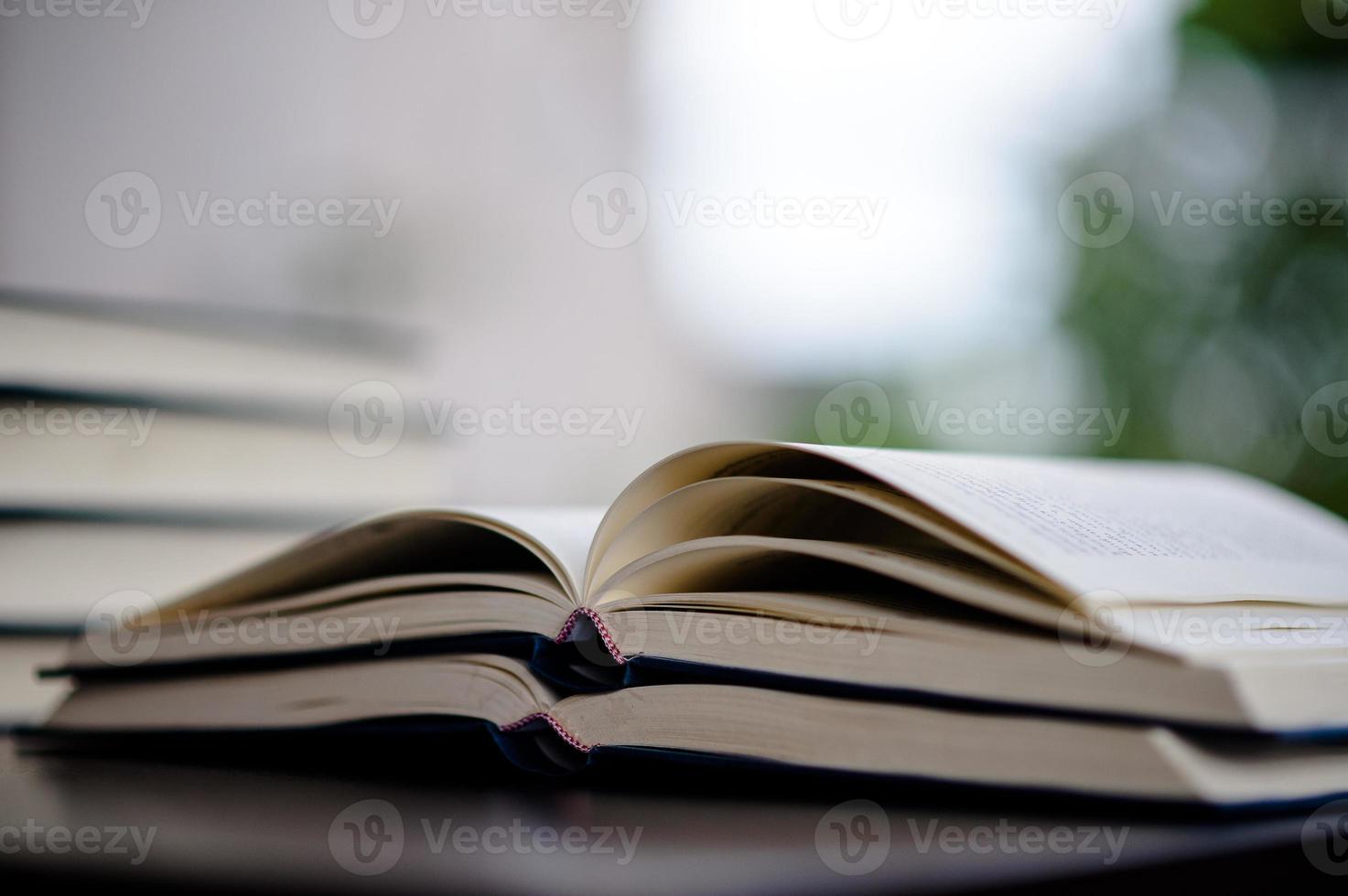 il libro è appoggiato sul pavimento. libro in pelle bianca e studia il concetto di empatia e sviluppo foto