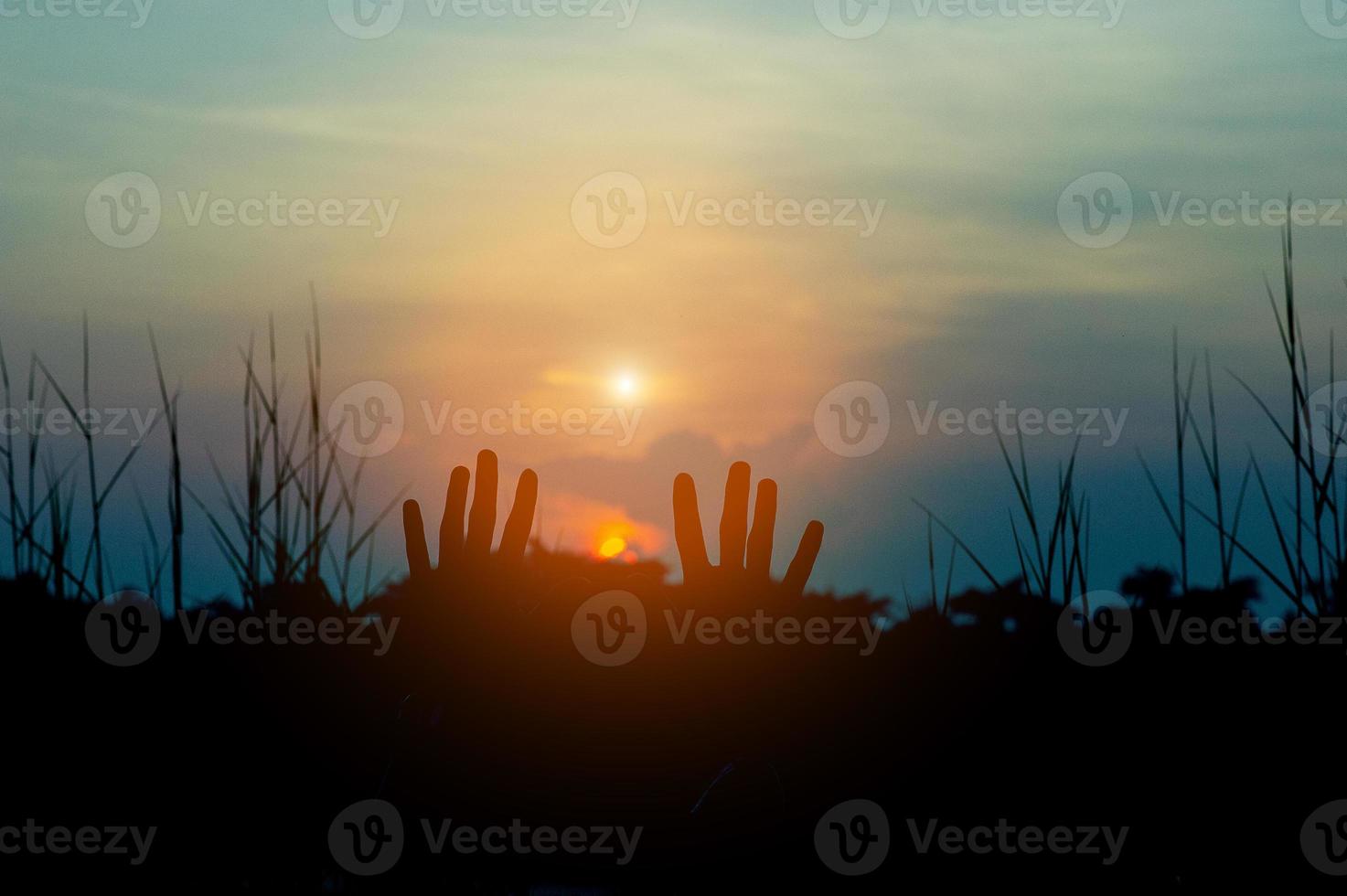 mano e ombra nell'angolo. tramonto e c'è spettacolo d'amore. concetto di sagoma con spazio di copia foto