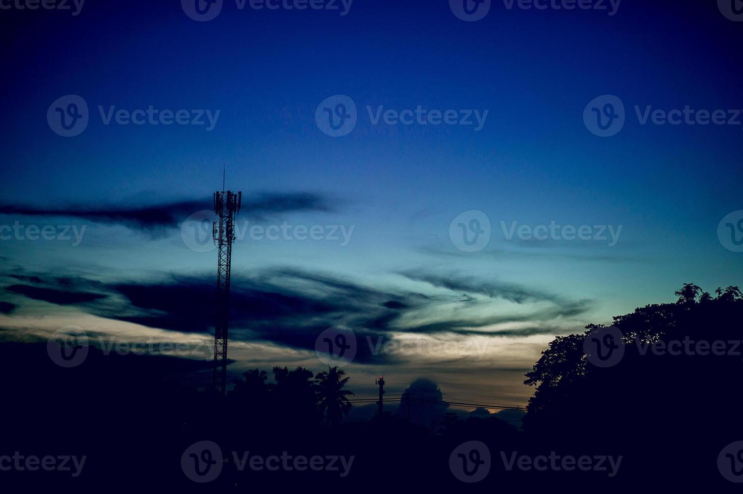 il cielo è azzurro e il cielo è azzurro. concetti di visualizzazione naturali e c'è uno spazio di copia. foto