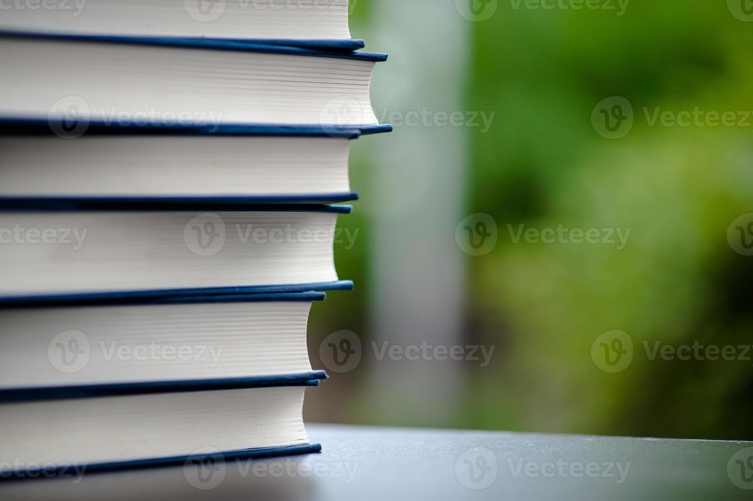 il libro è appoggiato sul pavimento. libro in pelle bianca e studia il concetto di empatia e sviluppo foto