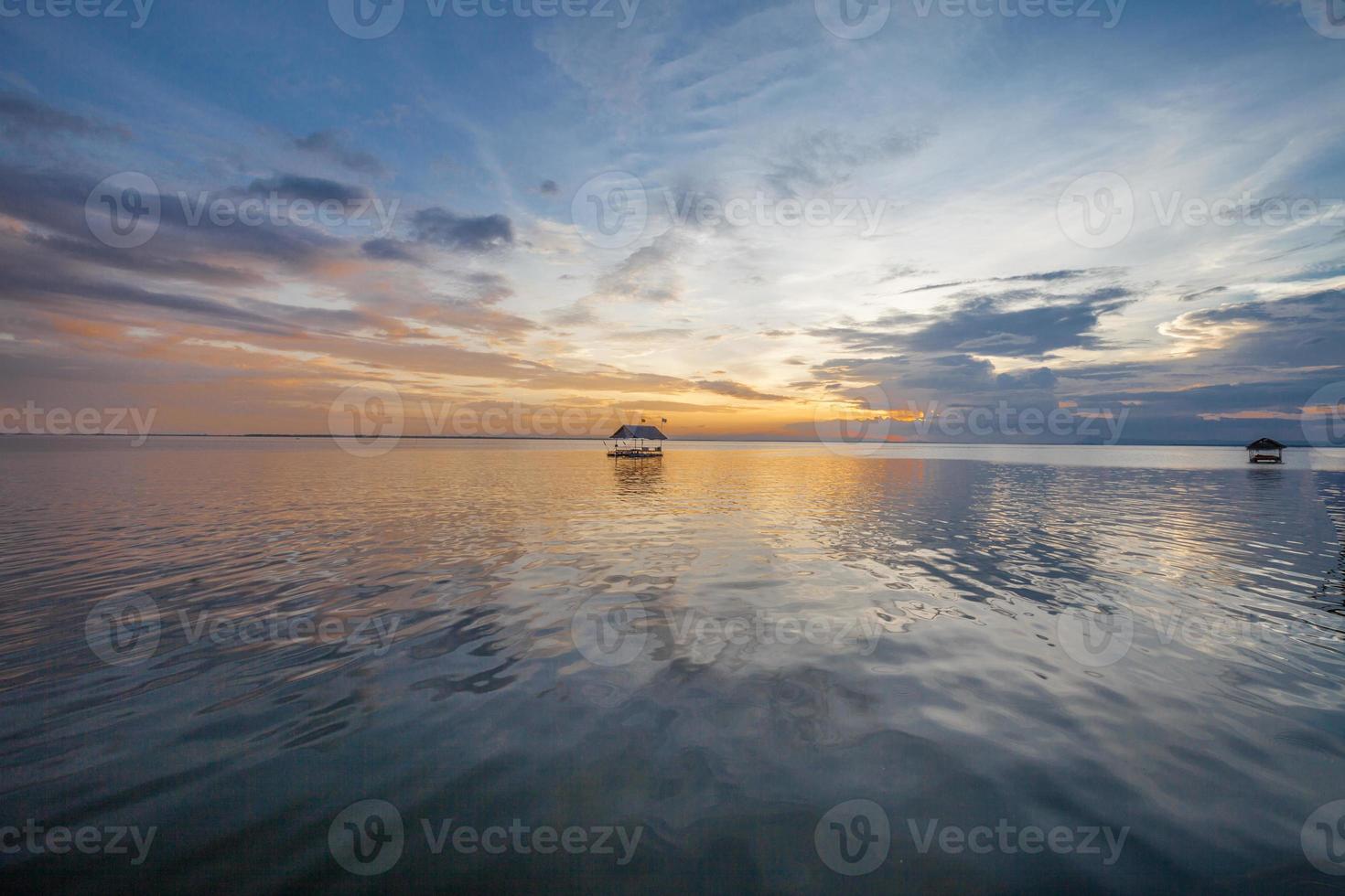 tramonto cielo colorato e nuvolosità foto