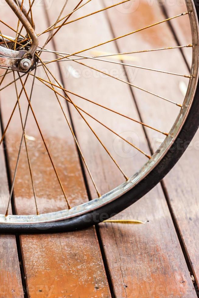 ruota arrugginita per bicicletta a terra foto