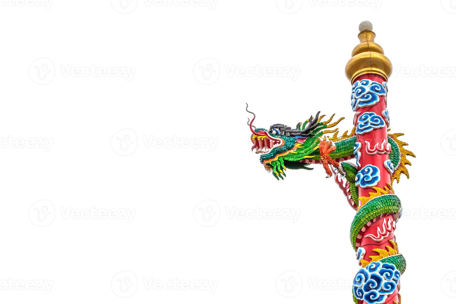 drago cinese avvolto attorno al palo rosso foto